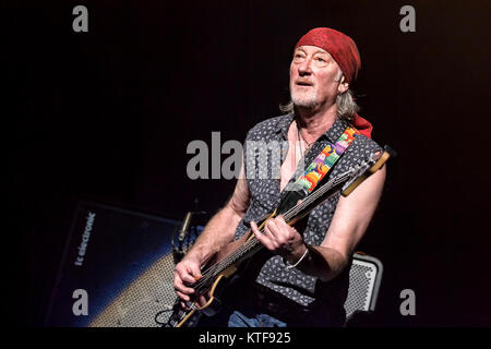 Die englische Rockband Deep Purple führt ein Live Konzert in Oslo Spektrum. Hier Musiker Roger Glover am Bass ist live auf der Bühne gesehen. Norwegen, 04.02.2014. Stockfoto