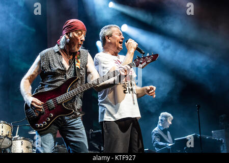 Die englische Rockband Deep Purple führt ein Live Konzert in Oslo Spektrum. Hier Sänger und Songwriter Ian Gillan wird gesehen, live auf der Bühne mit Bassist Roger Glover. Norwegen, 04.02.2014. Stockfoto