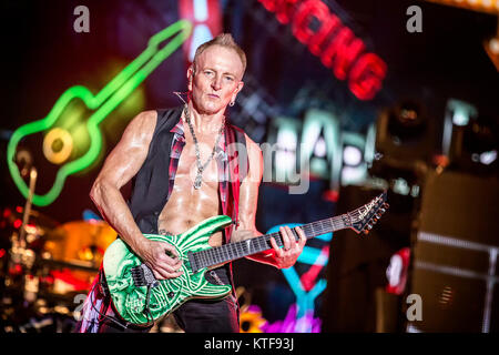 Die englische Rockband Def Leppard führt ein Live Konzert in der schwedischen Musik Festival Sweden Rock Festival 2015. Hier Gitarrist Phil Collen gesehen wird live auf der Bühne. Schweden, 04/06 2015. Stockfoto