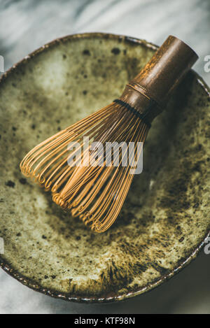 Chasen Bambusbesen, Chawan Schüssel über grauer Hintergrund Stockfoto