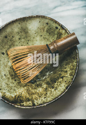 Chasen Bambusbesen, Chawan Schüssel über grauer Hintergrund, Ansicht von oben Stockfoto