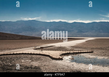 Blicken Sie am Badwater Basin Boardwalk auf spät und sonnigen Nachmittag im Sommer, Death Valley National Park, Kalifornien, USA. Stockfoto