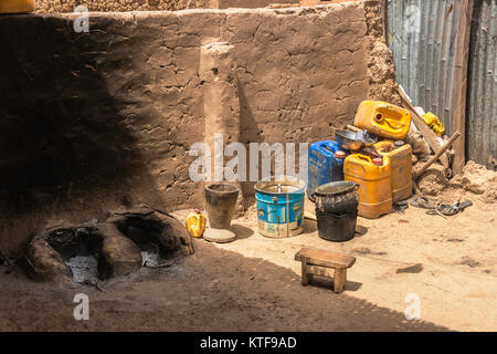 Einheimische Küche in einem Hinterhof in den Slums von Ouagadougou, Burkina Faso, Westafrika. Stockfoto