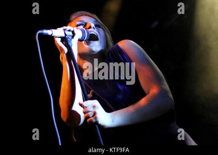 Die norwegische Pop Duo Eva & Heartmaker führt an Smuget in Oslo leben. Das Duo besteht aus Sängerin Eva Weel Skram (dargestellt) und Musiker Thomas Stenersen. Norwegen, 24.03.2011. Stockfoto