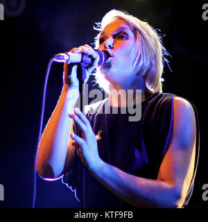 Die norwegische Pop Duo Eva & Heartmaker führt an Smuget in Oslo leben. Das Duo besteht aus Sängerin Eva Weel Skram (dargestellt) und Musiker Thomas Stenersen. Norwegen, 24.03.2011. Stockfoto