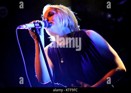 Die norwegische Pop Duo Eva & Heartmaker führt an Smuget in Oslo leben. Das Duo besteht aus Sängerin Eva Weel Skram (dargestellt) und Musiker Thomas Stenersen. Norwegen, 24.03.2011. Stockfoto