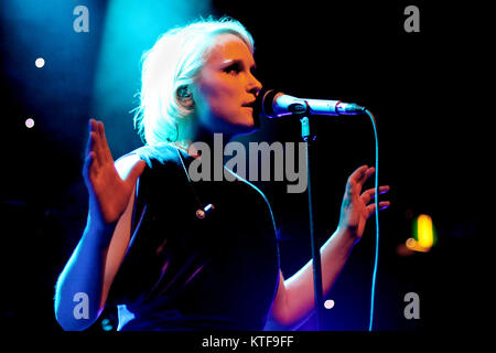 Die norwegische Pop Duo Eva & Heartmaker führt an Smuget in Oslo leben. Das Duo besteht aus Sängerin Eva Weel Skram (dargestellt) und Musiker Thomas Stenersen. Norwegen, 24.03.2011. Stockfoto