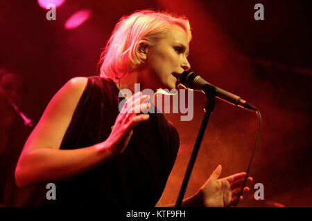 Die norwegische Pop Duo Eva & Heartmaker führt an Smuget in Oslo leben. Das Duo besteht aus Sängerin Eva Weel Skram (dargestellt) und Musiker Thomas Stenersen. Norwegen, 24.03.2011. Stockfoto