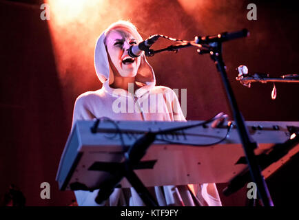 Die norwegische Pop Duo Eva & Heartmaker führt auf Rockfeller in Oslo leben. Das Duo besteht aus Sängerin Eva Weel Skram (dargestellt) und Musiker Thomas Stenersen. Norwegen, 03.02.2012. Stockfoto