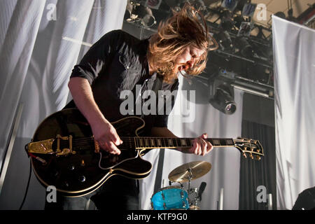 Die norwegische Pop Duo Eva & Heartmaker führt auf Rockfeller in Oslo leben. Das Duo besteht aus Sängerin Eva Weel Skram und Musiker Thomas Stenersen (abgebildet). Norwegen, 03.02.2012. Stockfoto