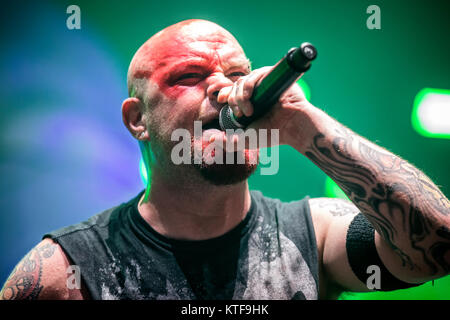 Norwegen, Oslo - November 18, 2017. Five Finger Death Punch, die Amerikanische heavy Band, führt ein Live Konzert in Oslo Spektrum. Hier Sänger Ivan Moody ist live auf der Bühne gesehen. (Foto: Gonzales Foto - Terje Dokken). Stockfoto