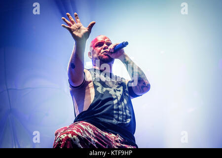 Norwegen, Oslo - November 18, 2017. Five Finger Death Punch, die Amerikanische heavy Band, führt ein Live Konzert in Oslo Spektrum. Hier Sänger Ivan Moody ist live auf der Bühne gesehen. (Foto: Gonzales Foto - Terje Dokken). Stockfoto