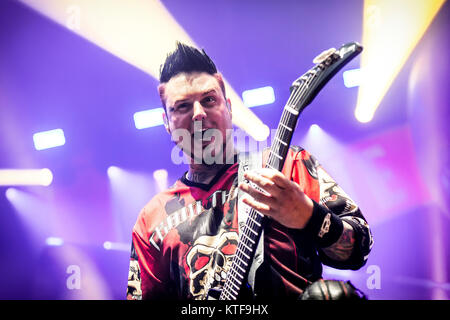 Norwegen, Oslo - November 18, 2017. Five Finger Death Punch, die Amerikanische heavy Band, führt ein Live Konzert in Oslo Spektrum. Hier Gitarrist Jason Hook wird gesehen, live auf der Bühne. (Foto: Gonzales Foto - Terje Dokken). Stockfoto