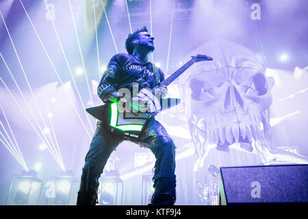 Norwegen, Oslo - November 18, 2017. Five Finger Death Punch, die Amerikanische heavy Band, führt ein Live Konzert in Oslo Spektrum. Hier Gitarrist Jason Hook wird gesehen, live auf der Bühne. (Foto: Gonzales Foto - Terje Dokken). Stockfoto