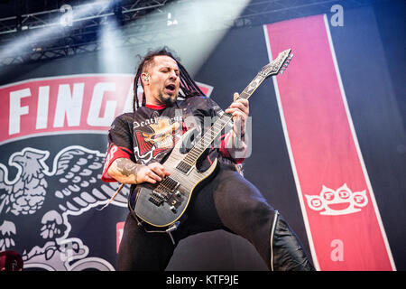 Norwegen, Halden - Juni 24., 2017. Five Finger Death Punch, die Amerikanische heavy Band, führt ein Live Konzert während der norwegischen Musik Festival Tonnen Gestein 2017. Hier Gitarrist Zoltan Bathory wird gesehen, live auf der Bühne. Stockfoto