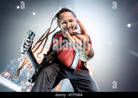 Five Finger Death Punch, die Amerikanische heavy Band, führt ein Live Konzert im Spektrum in Oslo. Hier Musiker Zoltan Bathory an der Gitarre ist live auf der Bühne gesehen. Norwegen, 02/06 2015. Stockfoto