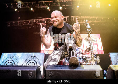 Five Finger Death Punch, die Amerikanische heavy Band, führt ein Live Konzert im Spektrum in Oslo. Hier Sänger Ivan Moody ist live auf der Bühne gesehen. Norwegen, 02/06 2015. Stockfoto