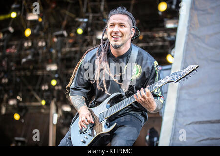 Five Finger Death Punch, die Amerikanische heavy Band, führt ein Live Konzert in der schwedischen Musik Festival Sweden Rock Festival 2015. Hier Gitarrist Zoltan Bathory wird gesehen, live auf der Bühne. Schweden, 06/06 2015. Stockfoto