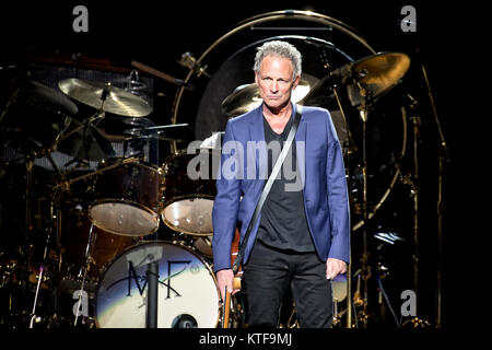 Die britisch-amerikanische Rock Band Fleetwood Mac führt ein Live Konzert in Oslo Spektrum. Hier Musiker Lindsey buckinham an der Gitarre ist live auf der Bühne gesehen. Norwegen, 20/10 2013. Stockfoto