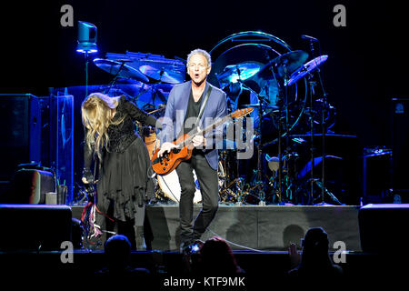 Die britisch-amerikanische Rock Band Fleetwood Mac führt ein Live Konzert in Oslo Spektrum. Hier Musiker Lindsey buckinham an der Gitarre ist live auf der Bühne mit Sänger Stevie Nicks gesehen. Norwegen, 20/10 2013. Stockfoto