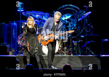 Die britisch-amerikanische Rock Band Fleetwood Mac führt ein Live Konzert in Oslo Spektrum. Hier Musiker Lindsey buckinham an der Gitarre ist live auf der Bühne mit Sänger Stevie Nicks gesehen. Norwegen, 20/10 2013. Stockfoto