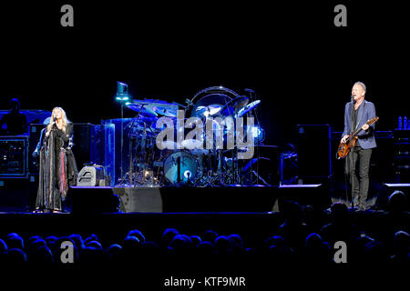 Die britisch-amerikanische Rock Band Fleetwood Mac führt ein Live Konzert in Oslo Spektrum. Hier Musiker Lindsey buckinham an der Gitarre ist live auf der Bühne mit Sänger Stevie Nicks gesehen. Norwegen, 20/10 2013. Stockfoto