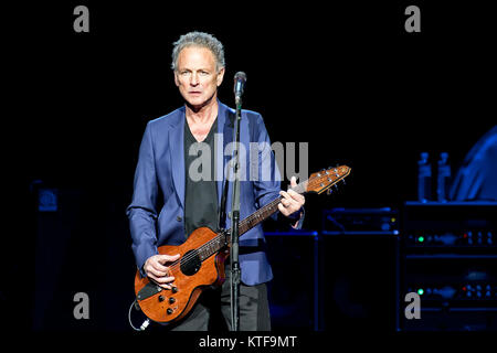 Die britisch-amerikanische Rock Band Fleetwood Mac führt ein Live Konzert in Oslo Spektrum. Hier Musiker Lindsey buckinham an der Gitarre ist live auf der Bühne gesehen. Norwegen, 20/10 2013. Stockfoto