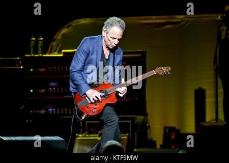 Die britisch-amerikanische Rock Band Fleetwood Mac führt ein Live Konzert in Oslo Spektrum. Hier Musiker Lindsey buckinham an der Gitarre ist live auf der Bühne gesehen. Norwegen, 20/10 2013. Stockfoto