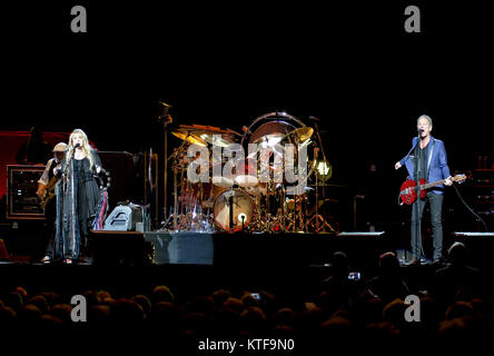 Die britisch-amerikanische Rock Band Fleetwood Mac führt ein Live Konzert in Oslo Spektrum. Hier Musiker Lindsey buckinham an der Gitarre ist live auf der Bühne mit Sänger Stevie Nicks gesehen. Norwegen, 20/10 2013. Stockfoto