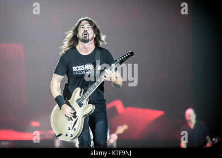 Foo Fighters, die US-amerikanische Rockband, führt ein Live Konzert in der Telenor Arena in Oslo. Hier Sänger, Songwriter und Musiker Dave Grohl ist live auf der Bühne gesehen. Norwegen, 10/06 2015. Stockfoto