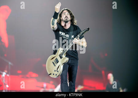 Foo Fighters, die US-amerikanische Rockband, führt ein Live Konzert in der Telenor Arena in Oslo. Hier Sänger, Songwriter und Musiker Dave Grohl ist live auf der Bühne gesehen. Norwegen, 10/06 2015. Stockfoto