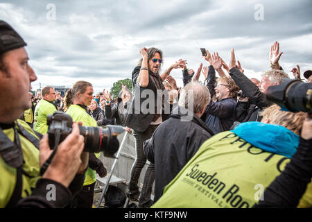Die britisch-amerikanische Hard Rock Band Foreigner führt ein Live Konzert auf dem Sweden Rock Festival 2016. Hier Sänger Kelly Hansen live mit den Menschenmassen gesehen wird. Schweden, 10/06 2016. Stockfoto