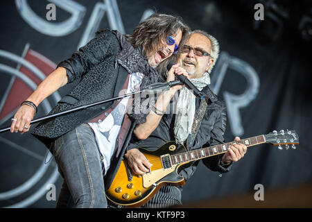 Die britisch-amerikanische Hard Rock Band Foreigner führt ein Live Konzert auf dem Sweden Rock Festival 2016. Hier Sänger Kelly Hansen gesehen wird live auf der Bühne mit Gitarrist Mick Jones. Schweden, 10/06 2016. Stockfoto