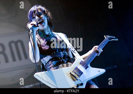Die amerikanische Hard Rock Band Halestorm führt ein Live Konzert in Oslo Spektrum hier Sänger und Gitarrist Lzzy Hale live auf der Bühne zu sehen ist. Norwegen, 19.11.2010. Stockfoto
