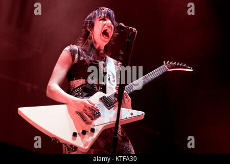 Die amerikanische Hard Rock Band Halestorm führt ein Live Konzert in Oslo Spektrum hier Sänger und Gitarrist Lzzy Hale live auf der Bühne zu sehen ist. Norwegen, 19.11.2010. Stockfoto