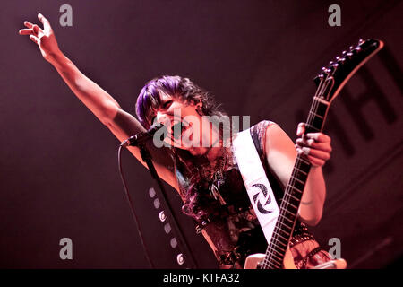 Die amerikanische Hard Rock Band Halestorm führt ein Live Konzert in Oslo Spektrum hier Sänger und Gitarrist Lzzy Hale live auf der Bühne zu sehen ist. Norwegen, 19.11.2010. Stockfoto