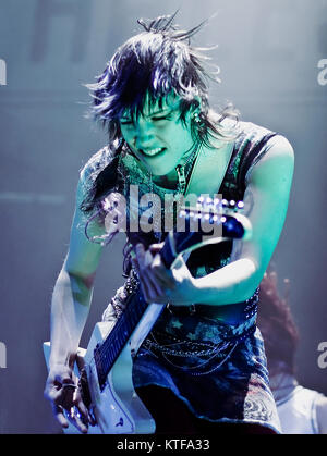 Die amerikanische Hard Rock Band Halestorm führt ein Live Konzert in Oslo Spektrum hier Sänger und Gitarrist Lzzy Hale live auf der Bühne zu sehen ist. Norwegen, 19.11.2010. Stockfoto
