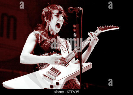 Die amerikanische Hard Rock Band Halestorm führt ein Live Konzert in Oslo Spektrum hier Sänger und Gitarrist Lzzy Hale live auf der Bühne zu sehen ist. Norwegen, 19.11.2010. Stockfoto