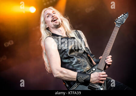 Die schwedische Heavy Metal Band HammerFall führt ein Live Konzert in der schwedischen Musik Festival Sweden Rock Festival 2015. Hier Gitarrist Oscar Dronjak wird gesehen, live auf der Bühne. Schweden, 04/06 2015. Stockfoto