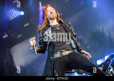 Die schwedische Heavy Metal Band HammerFall führt ein Live Konzert in der schwedischen Musik Festival Sweden Rock Festival 2015. Hier Joacim Cans ist live auf der Bühne gesehen. Schweden, 04/06 2015. Stockfoto