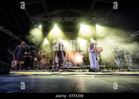 Norwegen, Borre - 19. August 2017. Die Skandinavische alternative metal band Heilung führt ein Live Konzert am während der norwegischen Metal Festival Midgardsblot Festival 2017 in Borre. (Foto: Terje Dokken). Stockfoto