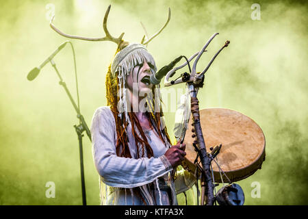 Norwegen, Borre - 19. August 2017. Die Skandinavische alternative metal band Heilung führt ein Live Konzert am während der norwegischen Metal Festival Midgardsblot Festival 2017 in Borre. (Foto: Terje Dokken). Stockfoto