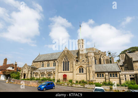 Sacred Heart Catholic Church, gotischer Architektur in Petworth, einer Stadt in West Sussex, Südostengland, im Frühjahr an einem sonnigen Tag mit blauem Himmel Stockfoto