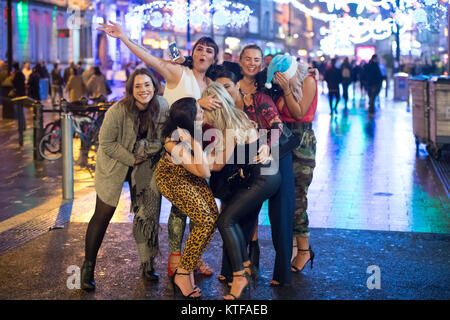 Mad Freitag, Nachtschwärmer, die in Cardiff, Wales, zum Schwarzen Freitag. Der schwarze Freitag, der letzte Freitag vor Weihnachten, ist traditionell eine der arbeitsreichsten Nächte des Jahres für die Rettungsdienste. Nachtschwärmer posieren für ein Foto auf der St. Mary's Street, Cardiff. © WALES AKTUELLES SERVICE Stockfoto