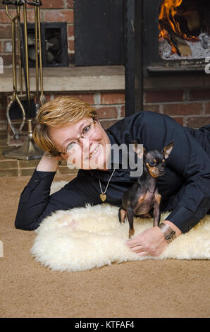 Holly und ihr Hund Lilly eine Tasse Tee Chihuahua/Pincher Stockfoto