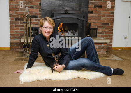 Holly und ihr Hund Lilly eine Tasse Tee Chihuahua/Pincher Stockfoto