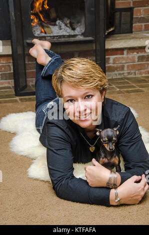 Holly und ihr Hund Lilly eine Tasse Tee Chihuahua/Pincher Stockfoto