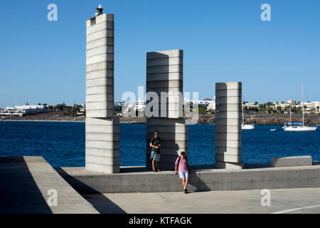 Eine konkrete Skulptur an der Marina Rubicon Hafen Mund, Playa Blanca, Lanzarote, Kanarische Inseln, Spanien. Stockfoto