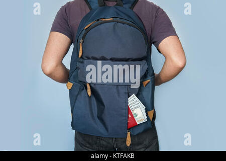 Ein Reisender mit einem kleinen Rucksack, die Sticks aus der Pass und das Geld in US-Dollar. Reise Zubehör bestehen aus Rucksack, Geld Tasche und Stockfoto