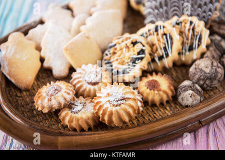 Lecker verschiedene Kuchen auf einem Farbverlauf Hintergrund Stockfoto